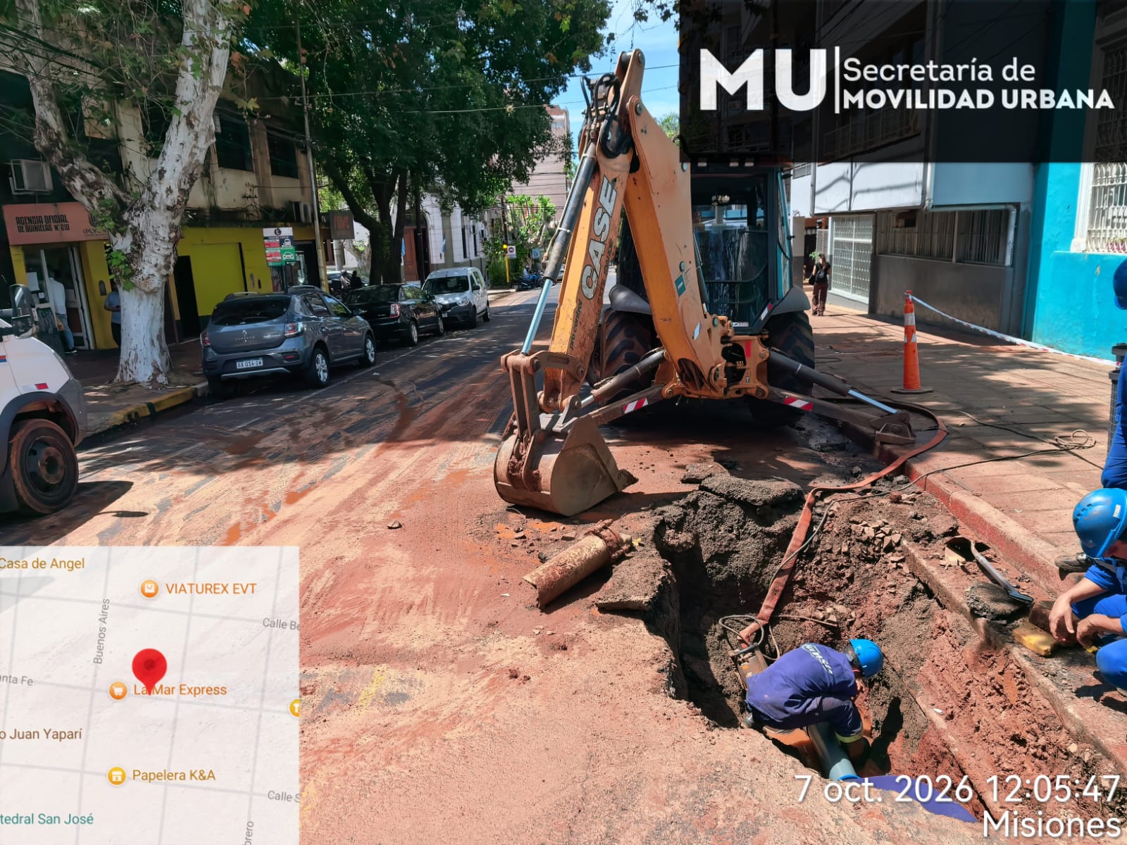 <p>Pérdida de agua de Samsa socavó la base del asfalto y complicó el tránsito en Posadas: la Municipalidad trabaja para normalizar la circulación</p>